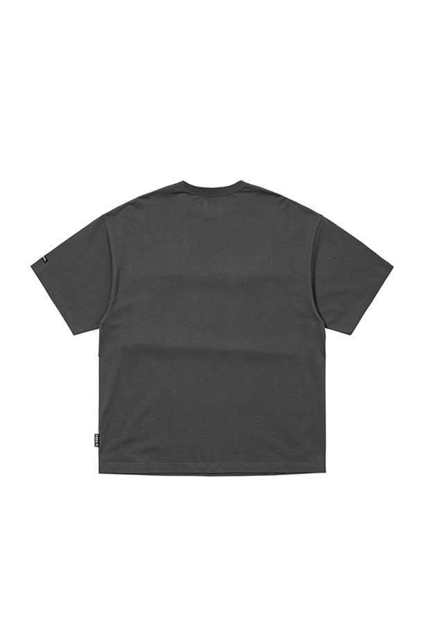 [아조바이아조] S=D Layered T-Shirt 레이어드 티셔츠는 차콜 색상으로, 면 소재를 사용하여 편안한 착용감을 제공합니다. 캐주얼과 스트릿 스타일을 아우르는 디자인으로, 봄, 여름, 가을 계절에 활용하기 좋으며, 라운드넥에 반소매 기장, 레귤러 기장으로 제작되었습니다. 가슴 자수 로고, 실크스크린 프린팅, 사이드 로고 라벨, 베이직/박스/와이드 핏을 아우르는 레이어드 디자인이 특징입니다.
