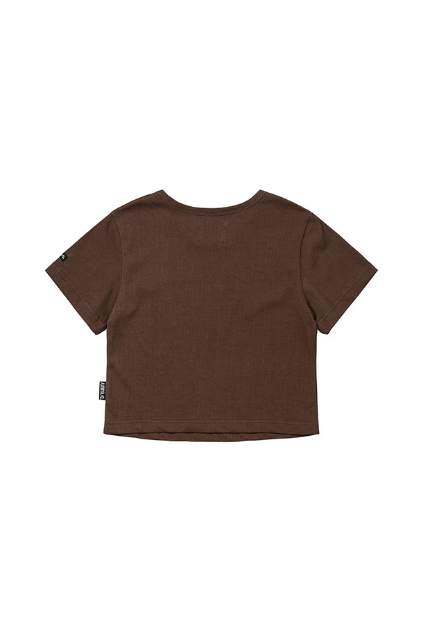 [아조바이아조] 크로스 심볼 크롭 티셔츠는 부드러운 면 소재의 반소매 크롭 티셔츠입니다. 브라운 컬러에 가슴 부분의 자수 디테일과 사이드 로고 라벨이 포인트로 들어가 캐주얼한 무드를 연출합니다. 라운드넥 디자인으로 편안하게 착용 가능하며, 봄, 여름 시즌에 시원하게 즐겨 입을 수 있습니다. 동네 마실룩이나 쇼핑룩, 미니멀하고 캐주얼한 스타일을 선호하는 여성분들께 추천합니다. 저지 원단으로 제작되어 활동성이 좋습니다.
