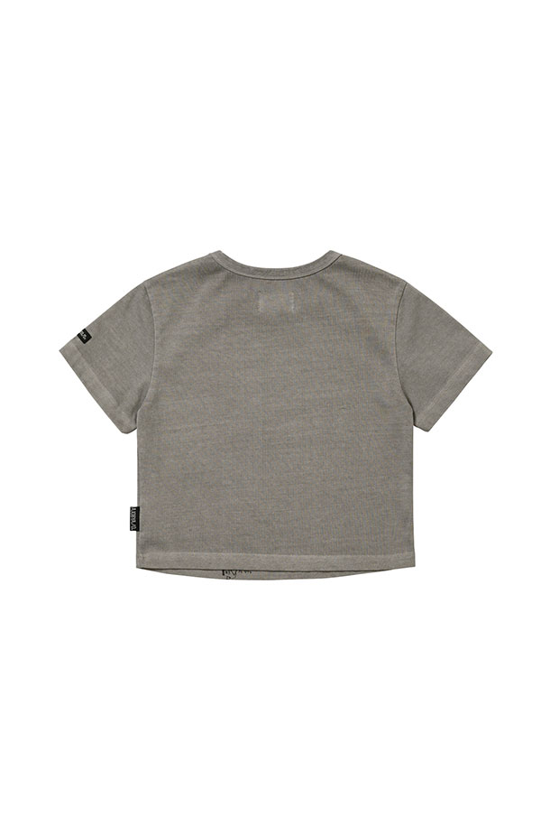 [아조바이아조] Pseudo Knight(수도 나이트) 크롭 티셔츠 - DUSTY BEIGE는 면과 폴리에스테르 혼방의 저지 소재로 제작되어 편안한 착용감을 선사합니다. 빈티지 워싱 처리와 실크스크린 프린팅, 사이드 로고 라벨 디테일이 돋보이는 캐주얼 스타일의 크롭 티셔츠입니다. 라운드넥과 반소매 디자인으로, 봄, 여름 시즌 데일리룩으로 활용하기 좋습니다. "동네 마실룩", "카페룩", "봄 소풍룩" 등 다양한 TPO에 맞춰 "캐주얼", "미니멀", "레트로" 스타일을 연출해보세요. 더스티 베이지 컬러는 어떤 하의와도 자연스럽게 어울려 폭넓은 코디를 완성할 수 있습니다.
