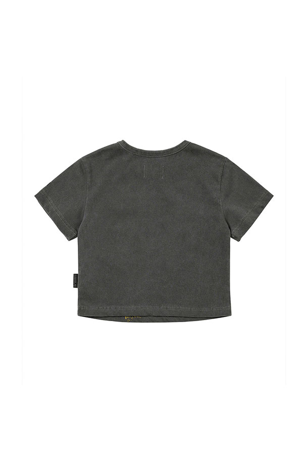 [아조바이아조] Pseudo Knight 크롭 티셔츠는 차콜 컬러의 여성 크롭 티셔츠입니다. 면과 폴리에스테르 혼방의 신축성 있는 저지 소재로 제작되어 부드러운 촉감을 선사합니다. 빈티지 워싱 가공과 앞면 실크스크린 프린팅, 그리고 사이드 로고 라벨 디테일이 특징입니다. 라운드넥 디자인에 반소매 기장으로 봄, 여름 시즌 캐주얼, 미니멀, 레트로 스타일을 연출하기 좋으며, 동네 마실룩이나 카페룩으로 활용하기 좋습니다.
