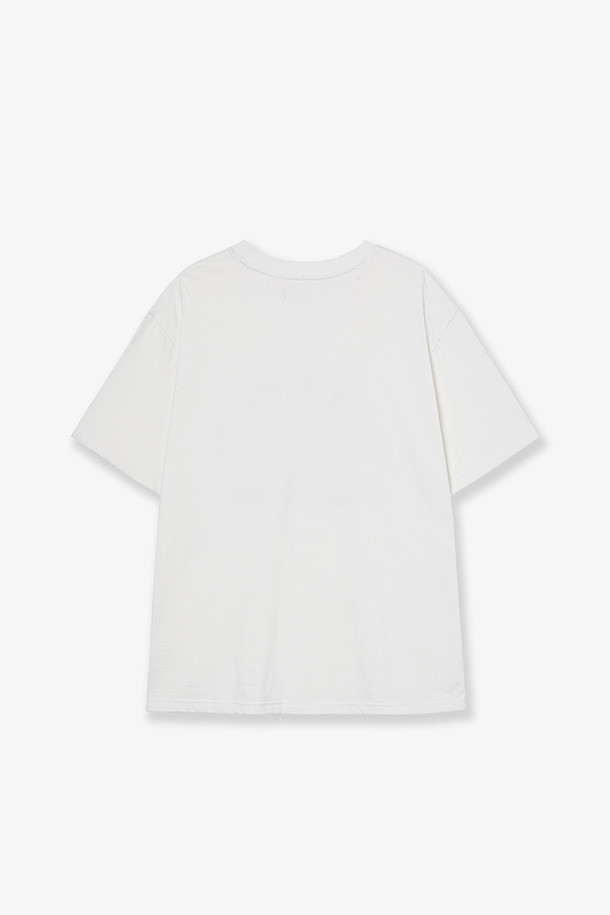 시나모롤 웹 로고 티셔츠 - 화이트는 남녀공용으로 제작된 캐주얼 스타일의 티셔츠입니다. 부드러운 면 소재로 제작되어 봄, 여름철에 시원하게 착용하기 좋으며, 레귤러 핏과 얇은 두께로 편안한 착용감을 선사합니다. 라운드넥 디자인에 귀여운 시나모롤 캐릭터와 로고가 프린팅되어 있어, 봄 소풍룩이나 캠핑룩, 또는 미니멀, 스트리트 스타일 등 다양한 캐주얼 룩에 포인트를 줄 수 있습니다. 반소매 기장으로 활동성을 높였으며, 데일리 아이템으로 활용하기 좋습니다.
