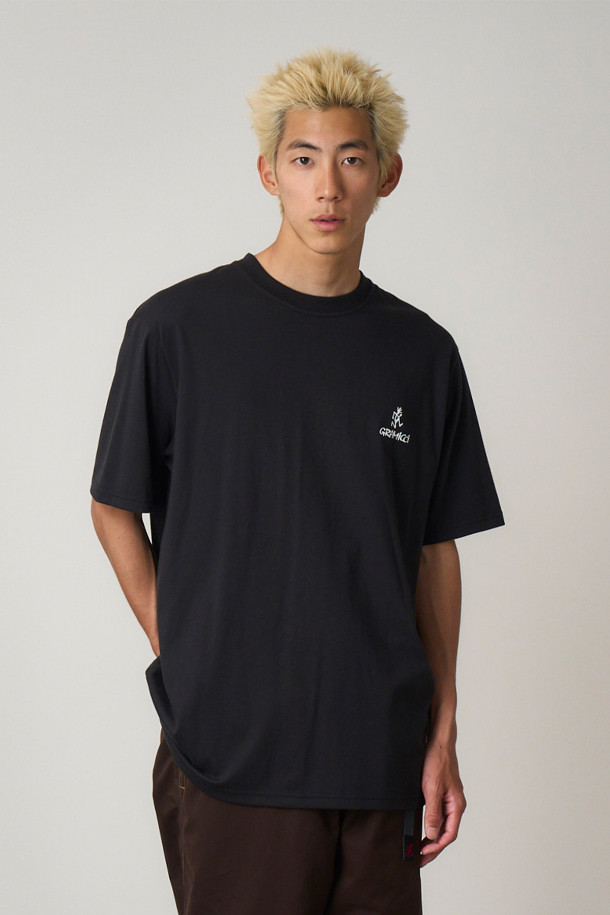 그라미치(Gramicci) 원 포인트 로고 티셔츠는 일상과 아웃도어 활동에 적합한 반소매 티셔츠입니다. 블랙 색상의 라운드넥 디자인으로, 캐주얼, 스포티, 미니멀 스타일을 연출할 수 있습니다. 봄, 여름 시즌에 적합하며, 부드러운 촉감의 면 60%, 폴리에스터 40% 혼방 소재로 제작되었습니다. BCI 코튼과 재생 폴리에스터를 사용하여 속건 기능을 갖췄으며 산책룩, 여행룩에 활용하기 좋습니다. 레귤러 핏으로 편안하게 착용할 수 있으며, 원 포인트 로고 패턴이 특징입니다.
