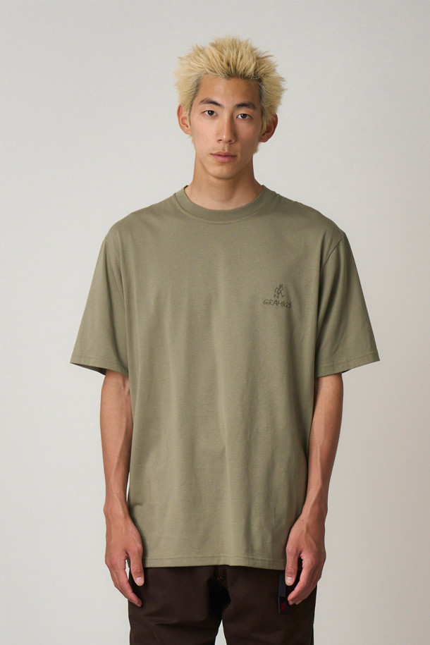 그라미치(GRAMICCI) 원 포인트 로고 티 - 카키는 일상과 아웃도어 활동 모두에 적합한 티셔츠입니다. 부드러운 촉감의 면과 폴리에스터 혼방 소재로 제작되어 편안한 착용감을 제공합니다. 가슴 부분의 로고 포인트가 돋보이며, 레귤러핏 라운드넥 디자인으로 캐주얼하고 베이직한 스타일을 연출합니다. 봄, 여름 시즌에 활용하기 좋으며, 속건 기능으로 쾌적함을 유지합니다. BCI 코튼과 리사이클 폴리에스터를 사용하여 제작되었습니다.
