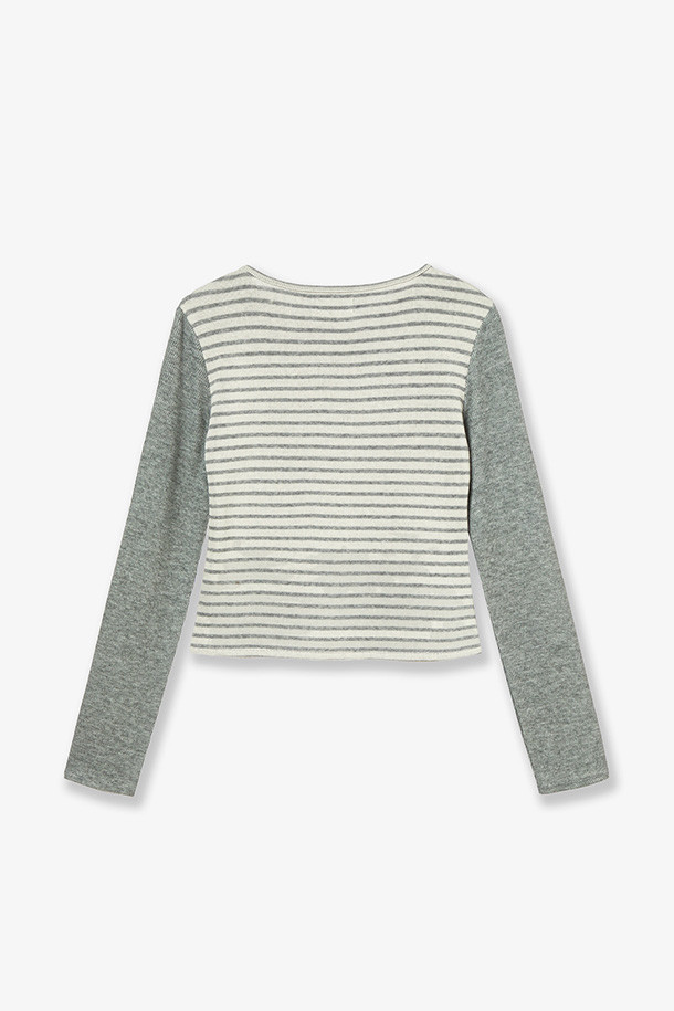 STRAWBERRY TEE - 그레이는 캐주얼하고 미니멀한 스타일의 긴소매 티셔츠입니다. F/W 시즌에 적합하며, 라운드넥 디자인에 다양한 소재(폴리에스테르, 레이온, 나일론, 스판덱스, 면)로 제작되었습니다. 그레이 컬러 바탕에 스트라이프 패턴과 딸기 그래픽이 프린트되어 포인트를 줍니다. 일상복으로 편안하게 착용할 수 있는 레귤러 기장의 티셔츠입니다.
