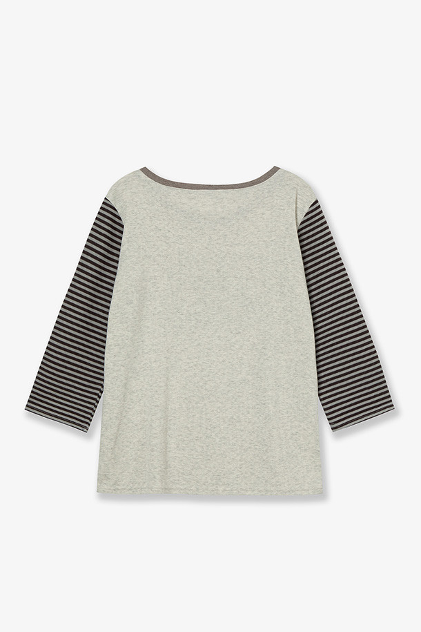 스트라이프 콤비 티 - 브라운은 빈티지 풋볼 저지 스타일을 연상시키는 디자인의 상의입니다. 면, 폴리에스테르, 레이온, 스판덱스 혼방 소재로 제작되어 편안한 착용감을 제공합니다. F/W 시즌에 어울리는 긴 소매 기장의 스트라이프 패턴이며, 캐주얼 및 클래식 스타일 연출에 용이합니다. 브라운과 네이비 두 가지 색상으로 만나보실 수 있습니다. 일상복으로 활용하기 좋은 아이템입니다.
