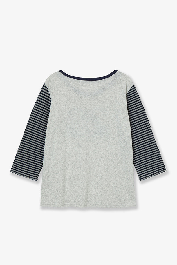 네이비 컬러의 STRIPE COMBI TEE (스트라이프 콤비 티)입니다. F/W 시즌에 어울리는 스포티하면서도 빈티지한 무드의 긴소매 티셔츠로, 면, 폴리에스테르, 레이온, 스판덱스 혼방 소재로 제작되었습니다. 풋볼 저지 스타일을 연상시키는 디자인에 스트라이프 패턴으로 포인트를 더했습니다. 일상에서 캐주얼하게 착용하기 좋습니다. 브라운 컬러도 준비되어 있습니다.
