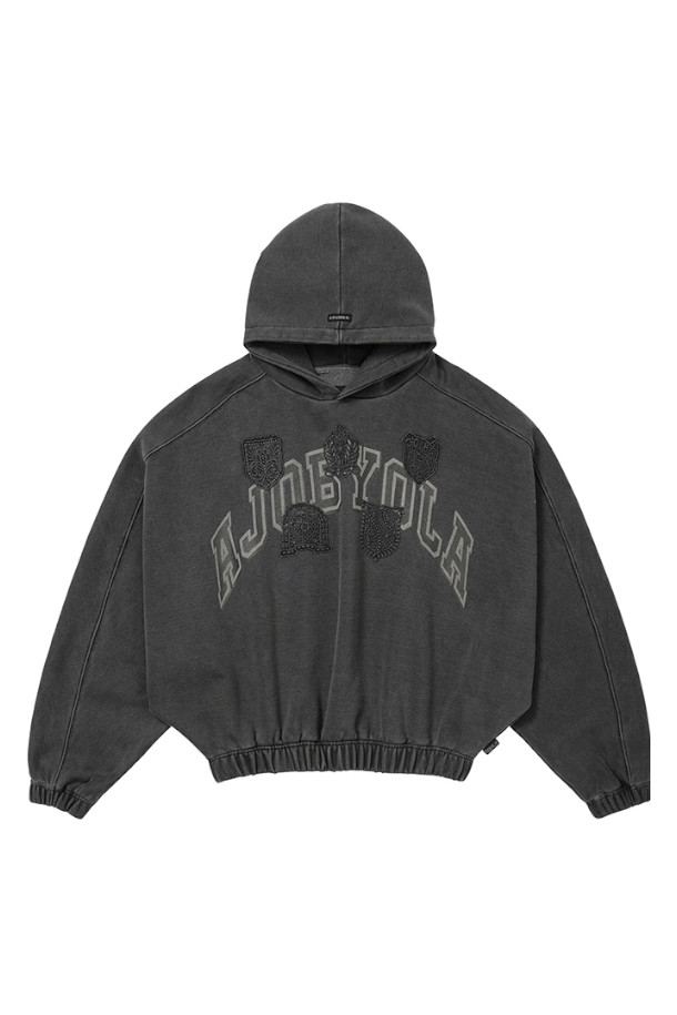 [아조바이아조] 유니버시티 와펜 배트윙 후디 - CHARCOAL는 캐주얼, 스트리트 스타일을 즐기는 분들을 위한 후드티입니다. 가을, 겨울 시즌에 적합하며, 일상복으로 편안하게 착용할 수 있습니다. 차콜 컬러의 오버핏 후디로, 배트윙 슬리브 실루엣과 후드 디자인이 특징입니다. 면과 폴리에스테르 혼방 소재로 제작되어 부드러운 촉감을 선사하며, 와펜 장식과 실크스크린 프린트, 피그먼트 워싱 디테일이 돋보입니다. 동네 마실룩이나 겨울 데일리룩에 활용하기 좋습니다.
