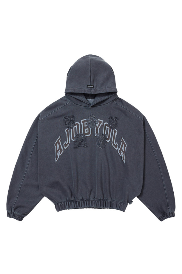 [아조바이아조] University Wappen Batwing Hoodie (유니버시티 와펜 배트윙 후디) - 네이비는 캐주얼과 스트릿 스타일을 좋아하는 분들을 위한 두꺼운 두께감의 후드티셔츠입니다. 가을, 겨울 시즌에 적합하며, 부드러운 촉감과 오버핏 디자인으로 편안한 착용감을 선사합니다. 네이비 컬러에 배트윙 슬리브와 실크스크린 프린트, 와펜 로고 디테일이 돋보이며, 피그먼트 워싱 처리로 빈티지한 멋을 더했습니다. 데일리룩, 집콕룩, 산책룩 등 다양한 TPO에 활용하기 좋은 아이템입니다.
