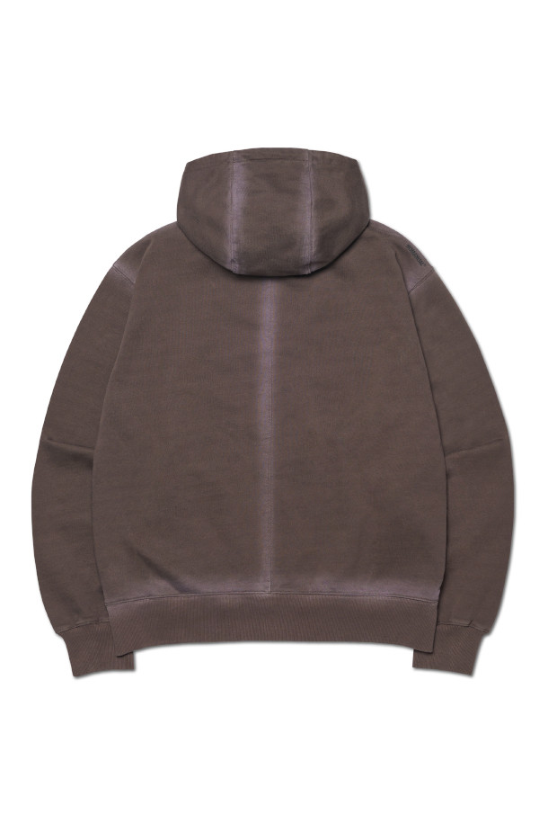 **AFTER HOODED ZIP UP 애프터 후디드 집업 - WASHED BROWN**은 포근함과 스타일을 동시에 잡은 남성용 후드 집업입니다. 부드러운 면 소재에 두꺼운 두께감으로 제작되어 가을, 겨울철 따뜻하게 착용할 수 있으며, 미니멀하고 캐주얼한 스타일을 연출하기 좋습니다. 워시드 브라운 컬러와 레귤러핏 디자인으로 어떤 옷에도 잘 어울리며, YKK 지퍼, 썸홀 디테일, 기모 안감, 방축 가공을 통해 실용성을 높였습니다. 일상, 집콕, 산책 등 다양한 TPO에 맞춰 활용할 수 있는 데일리 아이템입니다.
