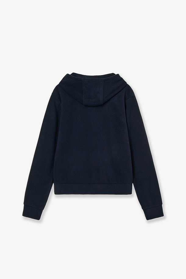 DOT 스몰 레터 플리스 후디 - 네이비는 부드러운 촉감의 플리스 소재로 제작되어 편안한 착용감을 선사합니다. 크롭 기장과 캐주얼한 스타일로 집콕룩, 산책룩 등 다양한 TPO에 활용하기 좋습니다. 네이비 컬러에 무지 디자인으로 미니멀하고 고프코어 스타일을 연출하기 용이합니다. 봄, 가을, 겨울 모두 활용 가능한 긴 소매 후드티로, 여성 고객들에게 세련된 데일리룩을 제안합니다. 두께감 있는 플리스 소재로 따뜻함까지 놓치지 않았습니다.
