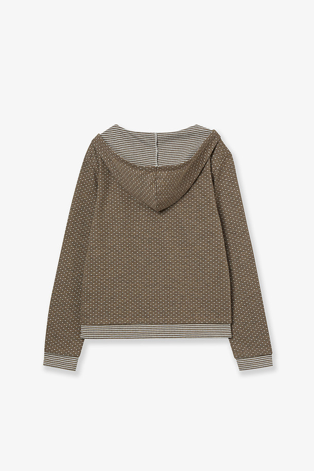 후드 헨리 넥 티 - 카키는 캐주얼한 스타일을 연출하기 좋은 남녀 공용 상의입니다. 부드러운 면 소재로 제작되어 봄, 가을에 편안하게 착용할 수 있습니다. 헨리넥과 후드 디테일이 포인트이며, 레귤러 핏으로 제작되어 미니멀하고 클래식한 분위기를 줍니다. 산책룩이나 캠핑룩과 같이 편안한 활동에 적합하며, 무지 디자인으로 다양한 스타일과 쉽게 매치할 수 있습니다. 긴 소매 기장으로 간절기에도 따뜻하게 입을 수 있습니다.
