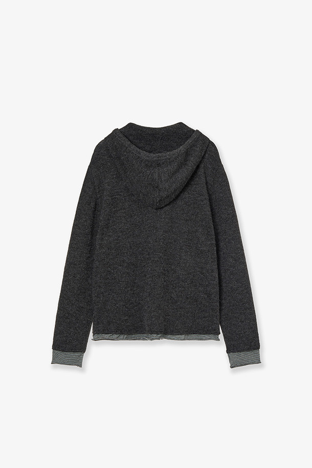 **LAYERED KNIT HOODIE - 차콜**

가을과 겨울 시즌을 위한 레이어드 니트 후디입니다. 캐주얼하고 베이직한 스타일로, 일상생활과 캠핑룩에 모두 활용하기 좋습니다. 부드러운 촉감의 두꺼운 니트 소재로 제작되었으며, 차콜 컬러의 무지 디자인이 특징입니다. 레귤러핏으로 편안하게 착용 가능하며, 긴 소매와 후드 디테일이 따뜻함을 더합니다.
