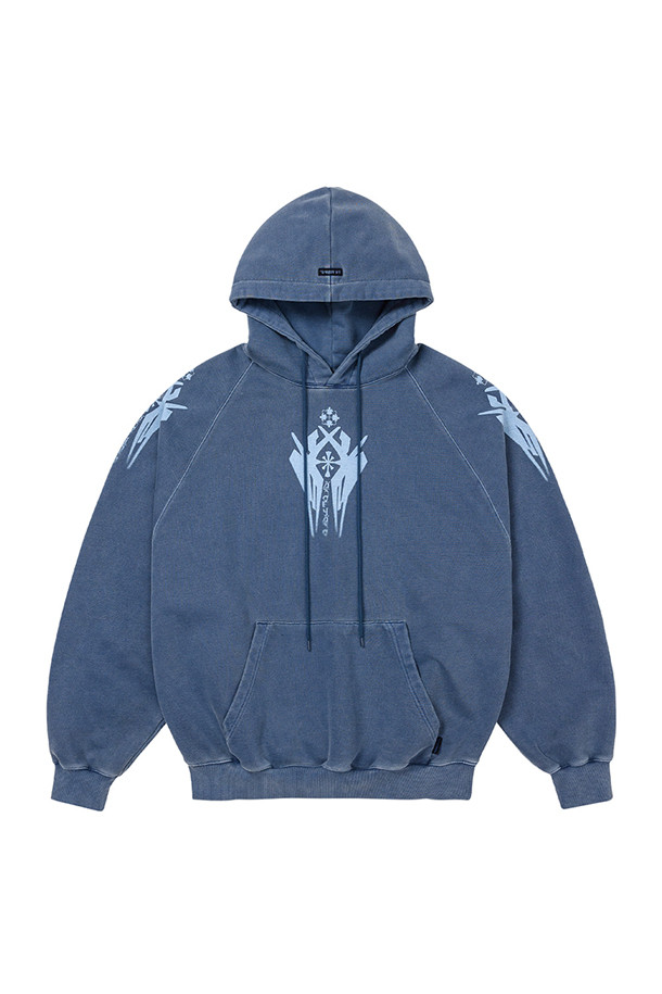 [아조바이아조] 크로스 심볼 래글런 후디 - BLUE는 캐주얼, 스트릿 스타일을 즐기는 남성을 위한 후드티셔츠입니다. 봄, 가을, 겨울, 세 계절 모두 활용 가능하며, 래글런 슬리브 디자인으로 편안한 착용감을 선사합니다. 면과 폴리에스테르 혼방 소재로 제작되어 부드러운 촉감과 내구성을 자랑하며, 캥거루 포켓으로 실용성을 더했습니다. 빈티지 워싱 마감과 실크스크린 프린팅된 크로스 심볼 로고가 돋보이는 디자인으로, 동네 마실룩, 집콕룩, 겨울 데일리룩 등 다양한 TPO에 매치하기 좋습니다.
