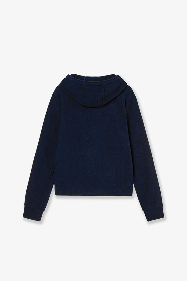 네이비 컬러의 시나모롤 플리스 후디입니다. 부드러운 플리스 소재로 제작되어 가을, 겨울철 따뜻하고 포근하게 착용할 수 있습니다. 루즈핏 크롭 기장으로 캐주얼하고 귀여운 스타일을 연출하며, 후드 디자인과 긴 소매, 시나모롤 캐릭터 프린팅이 특징입니다. 집콕룩이나 산책룩 등 편안한 일상에 잘 어울리며, 미니멀, 스트리트 스타일을 선호하는 여성분들께 추천합니다.
