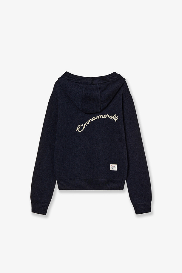 시나모롤 테일 니트 후디 - 네이비는 여성분들을 위한 캐주얼 스타일의 후드 니트입니다. 부드러운 니트 소재로 제작되어 가을과 겨울에 따뜻하게 착용할 수 있으며, 크롭 기장과 긴 소매가 특징입니다. 네이비 컬러에 시나모롤 캐릭터 디자인이 더해져 귀엽고 사랑스러운 분위기를 연출합니다. 두꺼운 두께감으로 포근함을 더하며, 일상복으로 편안하게 즐겨 입을 수 있습니다.
