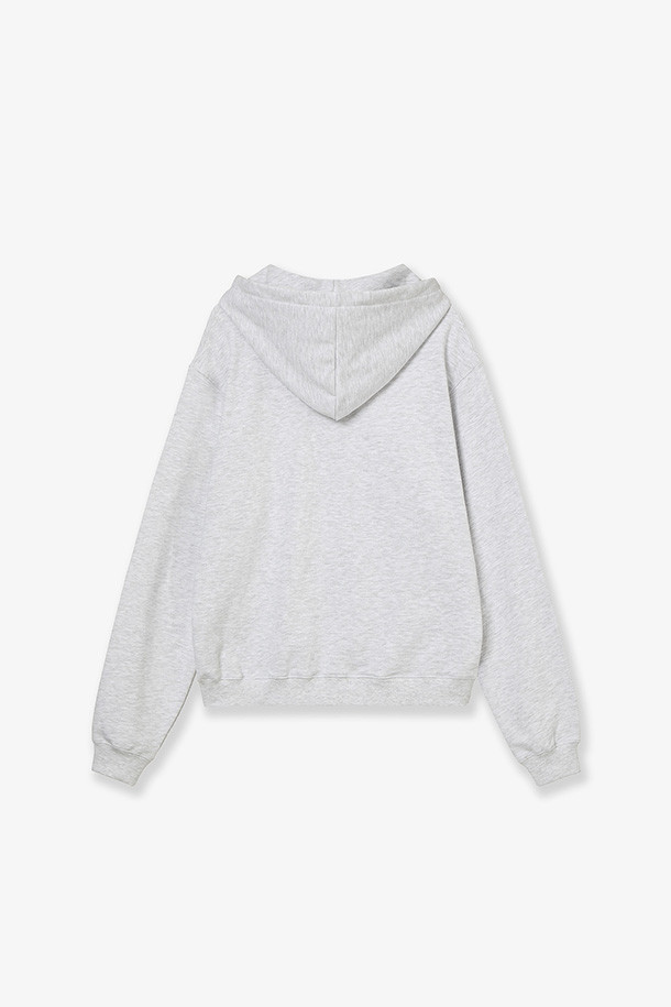 시나모롤 웹 로고 루즈드 후디 - 라이트 그레이는 일상에서 편안하게 착용하기 좋은 후드티입니다. 가볍고 부드러운 면 소재로 제작되어 봄, 가을, 겨울 계절에 활용도가 높습니다. 라이트 그레이 컬러에 시나모롤 캐릭터 로고가 포인트로 디자인되어 캐주얼한 스타일을 연출합니다. 루즈핏으로 제작되어 편안한 착용감을 선사하며, 크롭 기장으로 트렌디함을 더했습니다. 긴 소매와 후드 디자인으로 보온성을 높였습니다.
