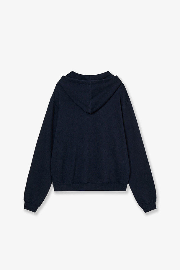 시나모롤 웹 로고 루즈드 후디 - 네이비는 편안한 일상과 스트릿 스타일을 동시에 즐길 수 있는 후드티입니다. 부드러운 면 소재로 제작되어 봄, 가을, 겨울 모두 따뜻하게 착용 가능하며, 루즈핏으로 편안한 착용감을 선사합니다. 네이비 컬러 바탕에 시나모롤 캐릭터 로고가 프린팅되어 귀여움을 더했습니다. 집콕룩이나 산책룩으로 활용하기 좋으며, 캐주얼하고 개성 있는 스타일을 연출할 수 있습니다. 후드 디자인과 긴 소매 기장으로 보온성을 높였습니다.
