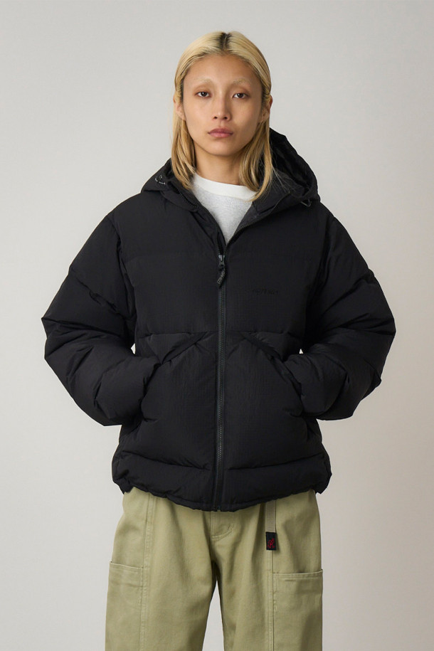 **[그라미치] 그라미치 다운 푸퍼 후디드 재킷 - 블랙**

그라미치(Gramicci) 다운 푸퍼 후디드 재킷은 겨울철 일상 및 아웃도어 활동에 적합한 남녀 공용 아우터입니다. 블랙 컬러의 무지 디자인으로 캐주얼, 스포티, 미니멀 스타일을 연출할 수 있습니다. 가볍고 따뜻한 착용감을 제공하며, 80:20 비율의 다운 충전재와 나일론 안감으로 보온성을 높였습니다. 긴소매, 집업 여밈 방식, 후드 부착, 앞면 포켓 디테일이 특징입니다. 크롭 기장의 레귤러 핏으로 편안하게 착용 가능합니다.
