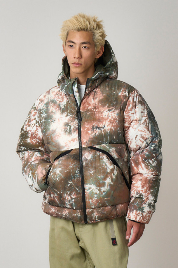 [그라미치] GRAMICCI DOWN PUFFER HOODED JACKET TIE DYE (그라미치 다운 푸퍼 후디드 자켓 - 타이다이)는 겨울철 데일리룩과 여행룩에 적합한 아우터입니다. 남녀 공용으로 착용 가능하며, 스포티, 캐주얼, 고프코어 스타일을 연출할 수 있습니다. 타이다이 패턴과 오버핏 디자인이 특징이며, 보온성과 경량성을 갖춘 다운 푸퍼 자켓입니다. 나일론 소재로 제작되었으며, 두꺼운 두께감과 부드러운 촉감을 제공합니다. 후드와 앞면 지퍼 포켓이 있으며, 80% 다운, 20% 페더 충전재로 따뜻함을 더했습니다.
