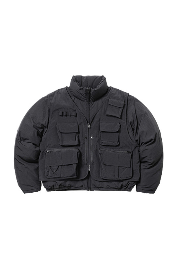 카고 베스트 레이어드 패디드 재킷은 남녀 모두 착용 가능한 블랙 컬러의 겨울철 아우터입니다. 스트릿, 밀리터리 스타일을 결합하여 개성 있는 연출을 돕습니다. 두꺼운 두께감의 나일론 소재로 제작되었으며, 오버핏 디자인과 카고 포켓, 레이어드 디테일이 특징입니다. 민소매 디자인으로 다양한 스타일링에 활용할 수 있으며, 집업 방식으로 편안하게 착용 가능합니다. 미니멀, 워크웨어 스타일과도 잘 어울립니다.
