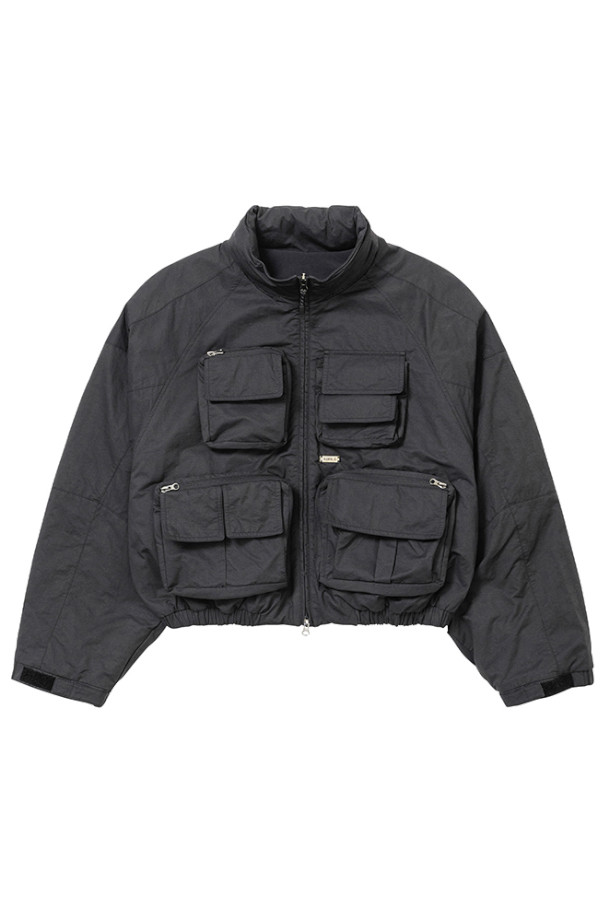 블랙 컬러의 카고 나일론 쇼츠 재킷입니다. 봄, 가을에 착용하기 좋은 얇은 두께감의 오버핏 재킷으로, 캐주얼하고 밀리터리한 무드를 연출합니다. 뻣뻣한 촉감의 나일론 소재로 제작되었으며, 크롭 기장과 긴 소매가 특징입니다. 카고 포켓과 멀티 포켓 디테일이 돋보이며, 집업 방식으로 간편하게 착용할 수 있습니다. 여행룩, 산책룩, 캐주얼, 미니멀, 시티보이 스타일을 즐겨 입는 남녀 모두에게 추천합니다.
