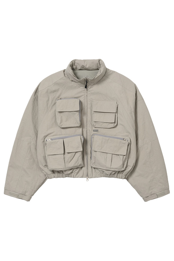 Cargo Nylon Short Jacket (카고 나일론 쇼츠 재킷) - LIGHT GREY는 캐주얼, 스트릿, 미니멀 스타일을 즐기는 분들을 위한 아우터입니다. 봄, 가을에 산책룩으로 연출하기 좋은 아이템으로, 라이트 그레이 컬러의 무지 디자인이 특징입니다. 긴 소매 기장과 카고 디테일이 돋보이는 나일론 소재의 숏자켓입니다. 가볍고 편안한 착용감으로 일상 속에서 스타일리시함을 더해줍니다. 다양한 하의와 매치하여 개성 있는 스타일을 연출해보세요.
