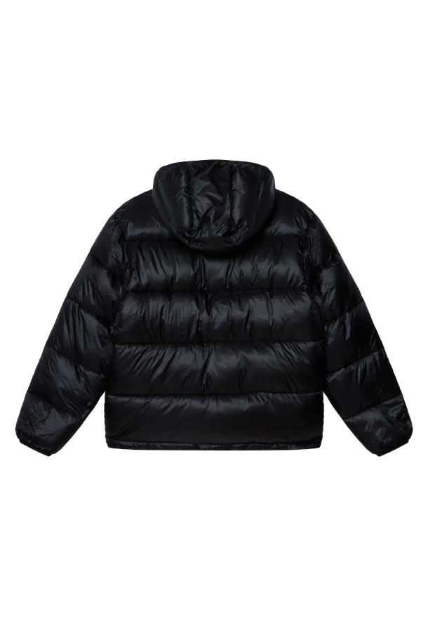 STRATUS PUFFER JACKET (스트라투스 푸퍼 재킷) - BLACK은 남녀 모두 착용 가능한 오버핏 푸퍼 재킷입니다. 넉넉한 핏과 긴소매 기장으로 편안한 착용감을 선사하며, 캐주얼하고 스포티한 스타일을 연출합니다. 보온성을 높여주는 두꺼운 두께와 안감, 퀼팅 디테일이 특징이며, 부드러운 촉감의 나일론 소재를 사용하여 제작되었습니다. 집업 스타일로 간편하게 착용 가능하며, 겨울철 일상복으로 활용하기 좋습니다. 무지 디자인의 블랙 컬러로 어떤 옷에도 쉽게 매치할 수 있습니다.
