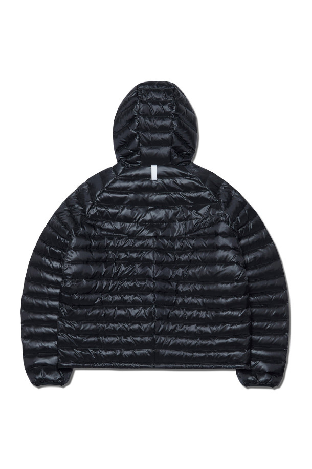 NUBES LIGHT DUCK DOWN (눕스 라이트 덕다운) - GLOSSY BLACK은 남녀 모두 착용 가능한 겨울용 덕다운 패딩입니다. 캐주얼, 스포티, 미니멀한 스타일을 연출하기 좋으며, 일상, 산책, 여행 등 다양한 TPO에 적합합니다. 광택이 도는 블랙 컬러의 무지 디자인으로, 2WAY 지퍼, 썸홀 디테일, 허리 스트링 등의 특징을 갖추었습니다. RDS 인증을 받은 덕다운 충전재(덕다운 75%, 덕페더 25%, 충전량 230g)를 사용하여 보온성과 경량성을 높였으며, 생활 방수 기능이 있어 궂은 날씨에도 쾌적하게 착용할 수 있습니다. 루즈핏 크롭 기장의 긴소매 패딩으로 부드러운 촉감을 선사합니다.
