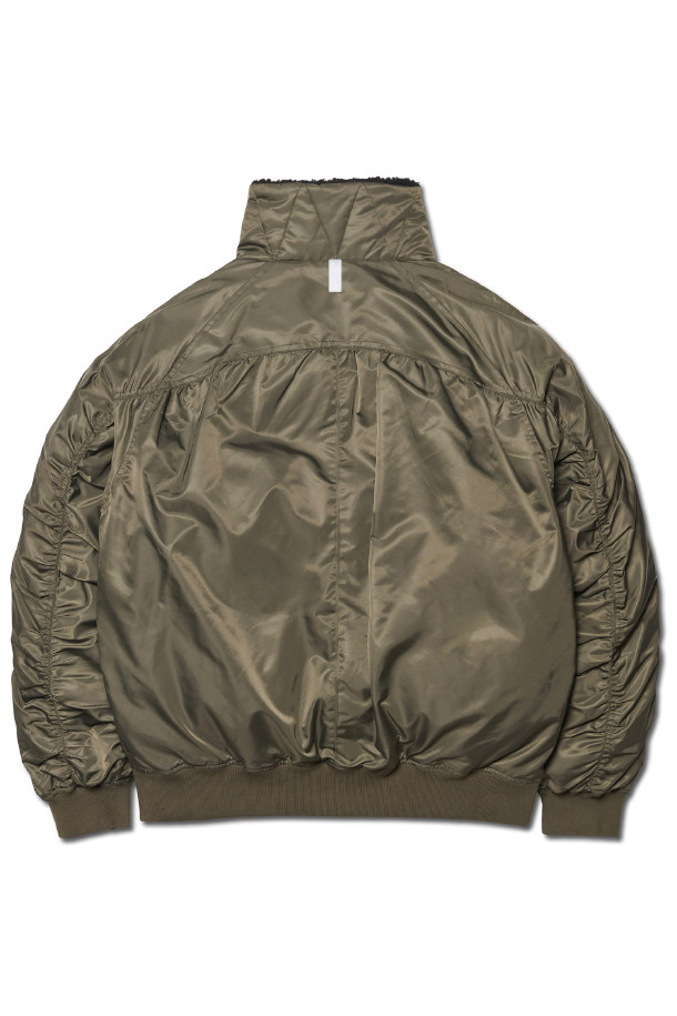 K.L 봄버 자켓 K.I. (KHAKI)는 가을과 겨울, 일상에서 캐주얼과 스트릿 스타일을 연출하기 좋은 오버핏 봄버 자켓입니다. 두꺼운 두께감의 나일론 소재로 제작되어 보온성을 높였으며, 2WAY 지퍼와 엄지홀 디테일이 특징입니다. 크롭 기장과 톤온톤의 카키 컬러가 세련된 느낌을 더하며, 간편하게 지퍼로 여밀 수 있습니다. 데일리룩, 가을 나들이룩, 여행룩 등 다양한 TPO에 활용하여 캐주얼, 스트리트, 미니멀 스타일을 완성해보세요.
