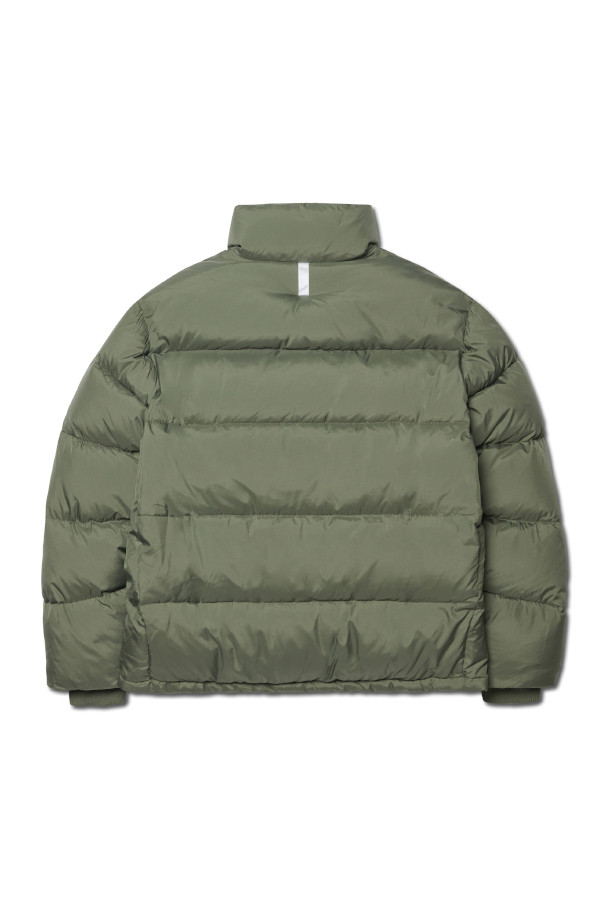 COZY DUCK DOWN 코지 덕 다운 - MATTE KHAKI는 남녀 모두 착용 가능한 겨울철 아우터입니다. 캐주얼, 스포티 스타일의 무지 디자인으로, 출근룩과 여행룩에 모두 잘 어울립니다. 레귤러핏에 레귤러 기장으로 편안하게 착용할 수 있으며, 투웨이 지퍼로 여밈 방식에 실용성을 더했습니다. RDS 덕다운 75%, RDS 덕페더 25% 충전재에 충전량 340g으로 보온성을 높였으며, 엄지홀 디테일과 허리 스트링으로 기능성을 더했습니다. 폴리에스테르와 나일론 혼방 소재에 두꺼운 두께감으로 한겨울 추위에도 끄떡없는 경량 덕다운 재킷입니다.
