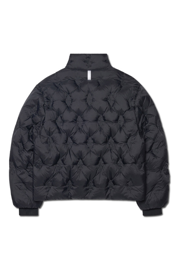 L.S 숏 다운 재킷 - 블랙은 남녀 공용으로, 겨울철 일상과 출근룩에 적합한 숏패딩입니다. 캐주얼, 미니멀, 스포티 스타일을 연출하기 좋으며, 무지 패턴의 블랙 컬러로 어떤 옷에도 쉽게 매치할 수 있습니다. 2WAY 지퍼, 썸홀 디테일, 허리 스트링이 특징이며, RDS 오리털 75%와 오리 솜털 25%의 충전재를 사용하여 보온성을 높였습니다. 360g의 풍성한 충전량으로 추운 날씨에도 따뜻하게 착용할 수 있으며, 부드러운 나일론 소재와 레귤러핏으로 편안한 착용감을 선사합니다. 긴 소매 기장의 숏 기장 디자인으로 활동성을 높였습니다.
