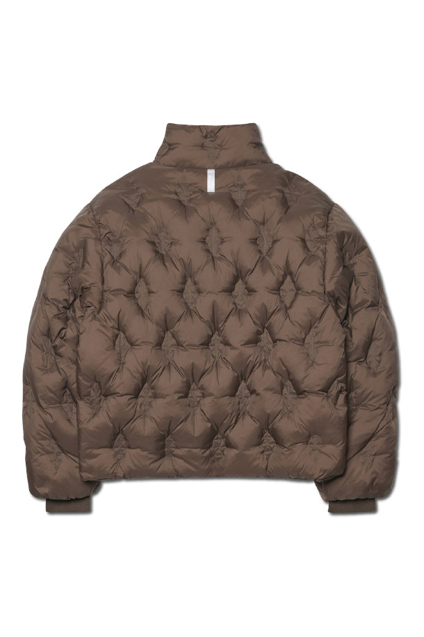 L.S 숏 다운 재킷 - 딥 브라운은 겨울철 캐주얼 스타일을 위한 필수 아이템입니다. 숏 기장과 딥 브라운 컬러, 무지 디자인으로 어떤 옷에도 쉽게 매치할 수 있습니다. 남녀 모두 착용 가능하며, 허리 스트링으로 핏 조절이 용이합니다. RDS 오리털 충전재(75:25)와 360g의 넉넉한 충전량으로 뛰어난 보온성을 제공하며, 2WAY 지퍼, YKK 지퍼, 썸홀 디테일로 실용성을 더했습니다. 출근룩과 여행룩 등 다양한 TPO에 활용 가능하며, 미니멀, 클래식 스타일을 선호하는 분들께 추천합니다.
