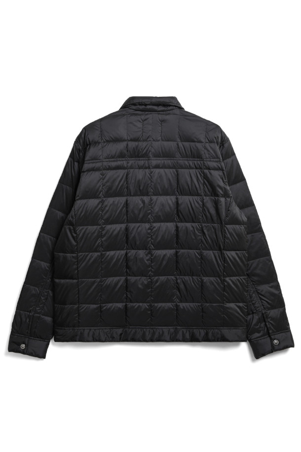 [타이온] G 다운 재킷 블랙은 겨울철 일상에서 미니멀하고 클래식한 스타일을 연출하기 좋은 남녀 공용 다운 재킷입니다. 800FP의 95% 다운(솜털)과 5% 페더(깃털) 충전재로 우수한 보온성을 제공하며, 가볍고 레이어링이 용이하여 다양한 스타일을 연출할 수 있습니다. 겉감은 나일론과 폴리에스테르 혼방 소재로 제작되어 튼튼하며, 블랙 컬러의 무지 디자인으로 어떤 옷에도 쉽게 매치할 수 있습니다. 루즈핏으로 편안한 착용감을 선사하며, 집업 여밈 방식과 긴 소매 기장으로 한겨울 추위에도 따뜻하게 몸을 보호해 줍니다. 
