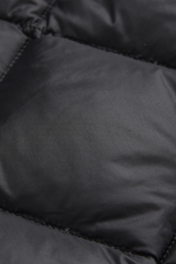 [타이온] CITY CREW NECK DOWN JACKET 시티 크루 넥 다운 재킷 - BLACK은 겨울철 일상룩과 출근룩, 여행룩에 모두 잘 어울리는 다운 재킷입니다. 미니멀하고 베이직한 스타일로, 다이아몬드 퀄팅 패턴과 레귤러핏 디자인이 특징입니다. 부드러운 촉감의 나일론, 폴리에스테르, 다운 소재로 제작되었으며, 두꺼운 두께감으로 보온성을 높였습니다. 크루넥 디자인과 긴 소매 기장으로, 코트 안에 이너로도 활용 가능합니다. 블랙 컬러로 어떤 옷에도 쉽게 매치할 수 있어 활용도가 높습니다.
