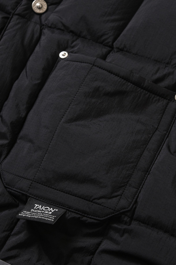 [타이온] WORK W-ZIP VOLUME DOWN 재킷 - 블랙은 남성용 다운 재킷으로, 릴랙스 핏과 미니멀, 스트릿 스타일을 선호하는 분들께 적합합니다. CORDURA® 나일론 소재와 800FP 다운 충전재를 사용하여 보온성과 내구성을 높였으며, 부드러운 촉감과 두꺼운 두께감으로 겨울철에도 따뜻하게 착용할 수 있습니다. 수직 퀼팅, 가슴 및 허리 지퍼 포켓, 볼륨감 있는 디자인이 특징이며, 출근룩으로도 활용하기 좋습니다. 블랙 컬러의 무지 디자인으로 다양한 의상에 쉽게 매치할 수 있습니다.
