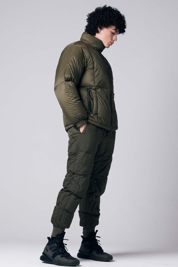 [타이온] WORK W-ZIP VOLUME DOWN 재킷은 다크 올리브 컬러의 남성용 다운 재킷입니다. 800FP 다운 충전재와 코듀라 나일론 소재를 사용하여 보온, 방풍, 내구성을 갖췄습니다. 릴랙스핏으로 편안한 착용감을 제공하며, 허리 및 가슴 지퍼 포켓으로 수납성을 높였습니다. 미니멀, 스트릿 스타일을 선호하는 분들께 추천하며, 여행, 캠핑, 등산 등 다양한 아웃도어 활동에 적합합니다. 볼륨감 있는 디자인과 더블 지퍼 디테일이 특징입니다.
