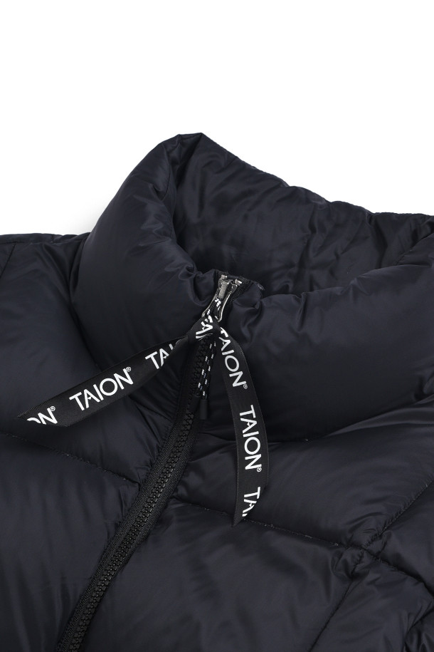[타이온] 마운틴 패커블 볼륨 다운 재킷 - BLACK은 겨울철 일상, 여행, 출장, 드라이빙 등 다양한 TPO에 활용 가능한 남녀 공용 다운 재킷입니다. 릴랙스핏으로 편안한 착용감을 제공하며, 미니멀하고 베이직한 디자인으로 어떤 스타일에도 잘 어울립니다. 800FP 다운 충전재와 높은 보온성을 자랑하며, 패커블 디자인으로 휴대성을 높였습니다. 립스탑 원단과 수납 포켓이 있어 실용적이며, 부드러운 촉감과 긴 소매 기장으로 편안함을 더했습니다.
