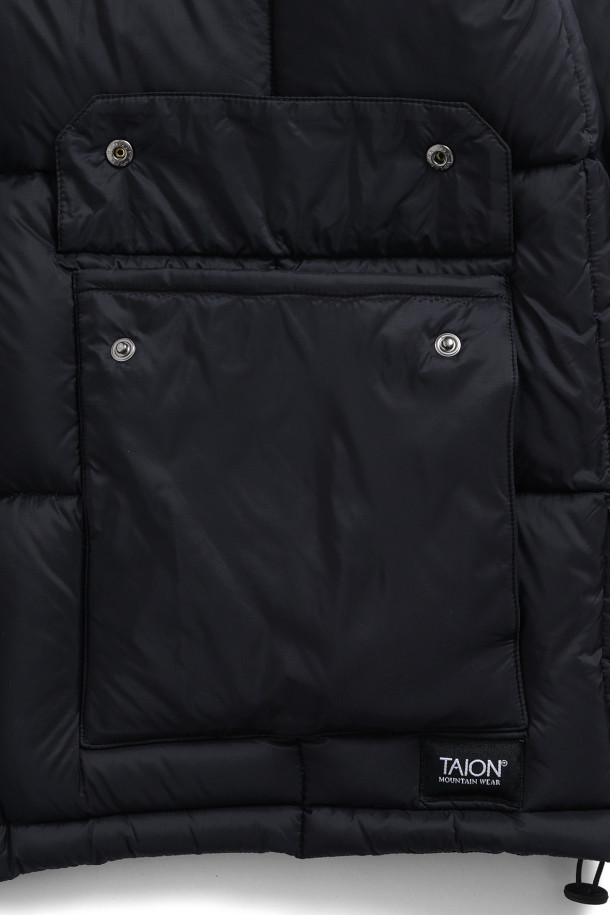 [타이온] MOUNTAIN PACKABLE VOLUME DOWN HOODIE 마운틴 패커블 볼륨 다운 후디는 겨울철 일상, 여행, 출장, 드라이빙 등 다양한 TPO에 적합한 남녀 공용 다운 자켓입니다. 미니멀하고 베이직한 스타일로, 릴랙스 핏을 제공하며 부드러운 촉감의 나일론, 폴리에스테르, 다운, 페더 혼방 소재로 제작되었습니다. 800FP 다운 충전재를 사용하여 보온성을 높였으며, 그리드 스티치 패턴과 후드 디자인이 특징입니다. 패커블 기능과 경량성을 갖춰 휴대와 보관이 용이하며, 실용적인 수납 포켓을 갖추고 있어 편리합니다.
