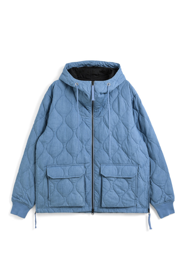 [타이온] MILITARY W-ZIP DOWN HOODIE 밀리터리 더블 지퍼 다운 후디 - BLUE DENIM은 겨울철 보온과 방풍 기능을 제공하는 남녀 공용 다운 후디입니다. 800FP 다운 충전재와 립스탑 원단, 웨이브 패턴 퀄팅 디자인이 적용되었으며, 밀리터리 파카 스타일로 제작되어 캐주얼, 고프코어, 워크웨어 스타일 연출에 용이합니다. 오버핏과 릴랙스핏으로 편안한 착용감을 선사하며, 더블 지퍼 여밈 방식과 긴 소매, 후드 타입으로 다양한 TPO(여행, 캠핑, 등산)에 활용 가능합니다. BLUE DENIM 컬러의 밀리터리 스타일 다운 후디를 만나보세요.
