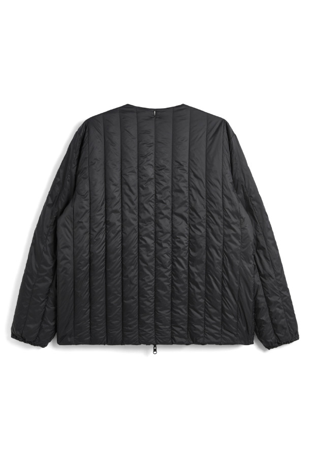 [타이온] 리버서블 차이나 버튼 이너 다운 - BK X BK는 겨울철 보온성을 책임지는 남녀 공용 다운 재킷입니다. 800FP의 다운 충전재 (다운 95%, 페더 5%)를 사용하여 가볍지만 뛰어난 보온력을 제공하며, 부드러운 촉감으로 편안한 착용감을 선사합니다. 양면 착용이 가능한 리버서블 디자인으로 다양한 스타일 연출이 가능하며, 차이나 버튼 디테일과 지퍼 포켓으로 실용성을 더했습니다. 미니멀하고 베이직한 디자인으로 출근룩은 물론, 캐주얼 스타일까지 폭넓게 활용할 수 있습니다.
