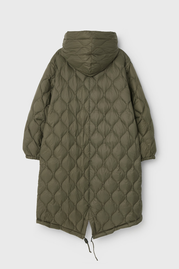 [타이온] REVERSIBLE PARKA JACKET (리버서블 파카 재킷) - OLIVE는 겨울철 여행룩을 완성할 수 있는 캐주얼 스타일의 오버핏 파카 재킷입니다. 올리브 컬러의 이 재킷은 양면 착용이 가능하여 다양한 스타일을 연출할 수 있으며, 롱 기장의 체크 패턴 디자인으로 포인트를 더했습니다. 폴리에스테르, 다운, 보아 소재로 제작되어 두꺼운 두께감과 부드러운 촉감을 제공하며, 긴 소매와 지퍼형 여밈 방식으로 편안하게 착용할 수 있습니다. 경량 소재와 다운 충전재를 사용하여 보온성과 가벼움을 동시에 잡았으며, 멀티 포켓 디테일로 실용성을 더했습니다.
