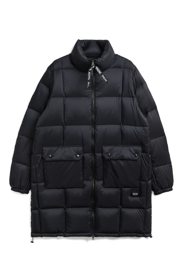 [타이온] 마운틴 패커블 볼륨 다운 코트는 겨울철 추위로부터 당신을 보호해 줄 아우터입니다. 800FP 다운 충전재와 방풍 기능으로 보온성을 극대화했으며, 릴랙스 핏과 롱 기장으로 편안한 착용감을 제공합니다. 립스탑 원단과 격자 퀼팅 디자인은 스포티하면서도 캐주얼한 스타일을 연출하며, 여행이나 일상에서 활용하기 좋습니다. 패커블 기능을 갖춰 휴대성을 높였으며, 블랙 컬러로 어떤 룩에도 쉽게 매치할 수 있습니다. 집업 디자인으로 간편하게 착용 가능합니다.
