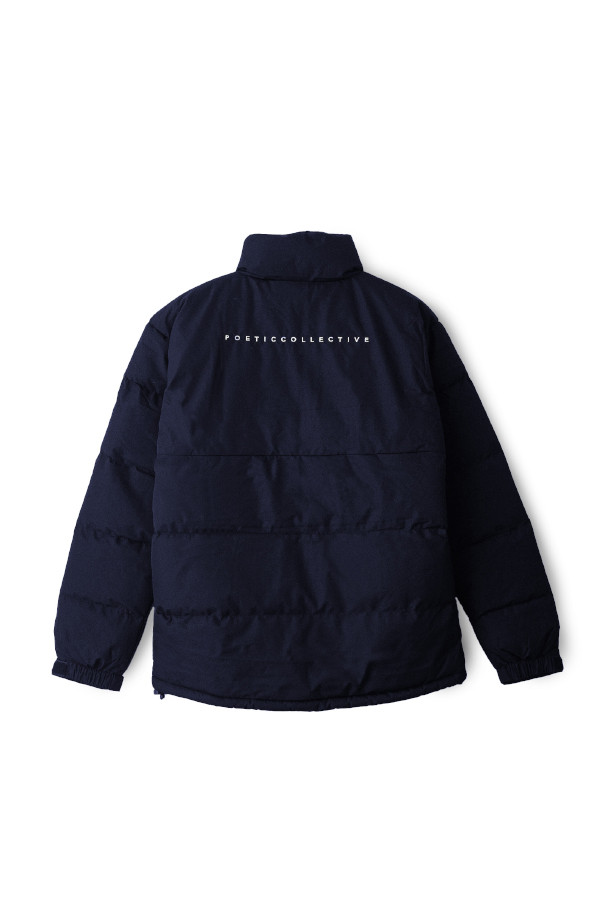 네이비 컬러의 푸퍼 자켓입니다. 두꺼운 두께감의 퀼팅 처리된 패딩으로, 겨울철 추위로부터 따뜻하게 보호해줍니다. 부드러운 나일론 소재와 레귤러핏으로 제작되어 편안한 착용감을 선사합니다. 집업 스타일과 긴 소매, 포켓 디테일이 돋보이는 캐주얼하고 베이직한 디자인의 아우터입니다. 일상복으로 활용하기 좋으며, 미니멀한 스타일 연출에도 용이합니다.
