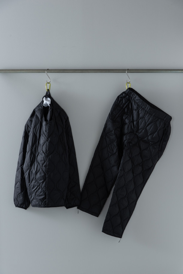 [LIGHT DOWN JACKET (타이온 X W.M) 라이트 다운 재킷 - BLACK]은 일상과 출근룩에 모두 잘 어울리는 유니섹스 다운 재킷입니다. 800 필파워 다운 충전재와 방수 기능으로 뛰어난 보온성을 제공하며, 경량 설계로 편안한 착용감을 선사합니다. 미니멀하고 캐주얼한 스타일을 연출하며, YKK 스냅 버튼, 지퍼 포켓, 스트레치 파이핑 커프스, 사이드 슬릿 지퍼 등 디테일한 특징을 더했습니다. 부드러운 나일론 소재와 레귤러 핏으로 제작되었으며, 겨울철 스타일리시한 코디를 완성합니다.
