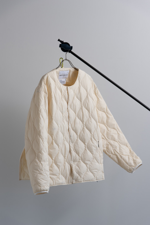 [TAION X W.M] 라이트 다운 재킷 - 오프 화이트는 겨울철 일상룩과 출근룩, 여행룩에 모두 잘 어울리는 유니섹스 다운 재킷입니다. 부드러운 촉감의 나일론 소재와 두꺼운 두께감으로 따뜻함을 선사하며, 800 필파워 다운 충전재가 뛰어난 보온성을 제공합니다. 캐주얼, 미니멀, 클래식 스타일을 모두 아우르는 베이직한 디자인으로 다양한 코디에 활용하기 좋습니다. YKK 스냅 버튼과 지퍼 포켓, 손목 스트레치 파이핑 커프스, 사이드 슬릿 디테일이 돋보이며, 방수 기능까지 갖춰 활동성을 높였습니다.
