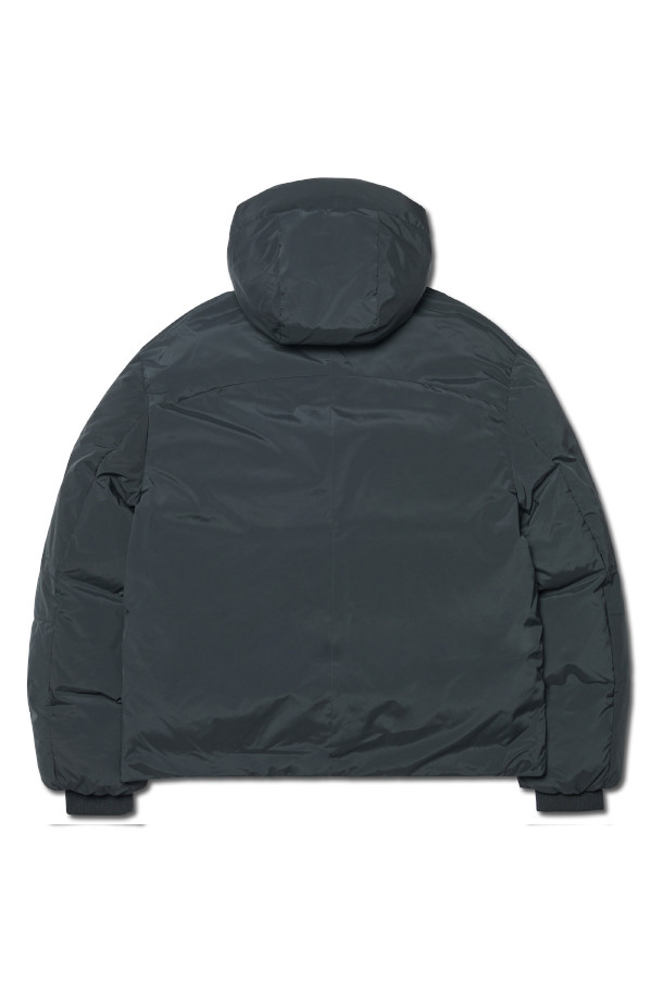 CLOUD SHELL DUCK DOWN (클라우드 쉘 덕 다운) - CHARCOAL은 겨울철 일상룩에 적합한 남녀 공용 캐주얼 덕다운 패딩입니다. 부드러운 촉감의 폴리에스테르와 나일론 혼방 소재에 두꺼운 두께감으로 보온성을 높였습니다. 차콜 컬러의 무지 디자인에 레귤러 핏, 레귤러 기장으로 제작되어 미니멀하고 클래식한 스타일을 연출합니다. 2WAY 지퍼, 엄지홀, 허리 스트링 디테일과 함께 경량 덕다운 충전재를 사용하여 편안한 착용감과 보온 기능을 제공합니다. 출근룩, 여행룩 등 다양한 TPO에 활용 가능합니다.
