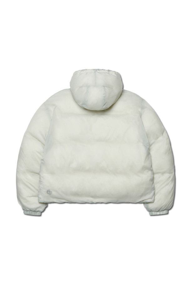 **SHEER DOWN JACKET 시어 다운 재킷 - LIGHT GRAY**

미니멀하고 캐주얼한 스타일의 남성용 라이트 그레이 컬러 다운 재킷입니다. 겨울철 보온성을 책임지는 두꺼운 두께감과 부드러운 촉감이 특징이며, 일상과 출근룩에 모두 잘 어울립니다. 오버핏 디자인에 긴 소매 기장으로 편안한 착용감을 선사하며, 숏패딩 형태로 세련된 핏을 연출합니다. 2WAY 지퍼와 YKK 지퍼를 사용하여 내구성을 높였으며, RDS 오리털 충전재(다운 75%, 페더 25%)와 충전량 300g으로 뛰어난 보온성을 제공합니다. 가볍고 따뜻하게 착용할 수 있는 실용적인 겨울 아우터입니다.
