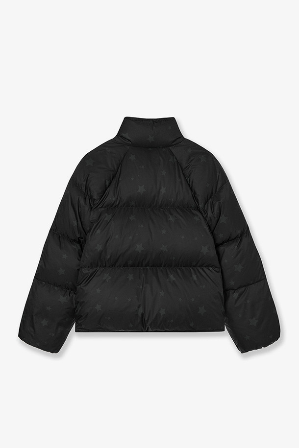 STAR PUFFER DOWN JACKET (스타 퍼퍼 다운 재킷) - 블랙은 여성용 겨울 아우터입니다. 스포티하고 캐주얼한 스타일의 이 숏패딩은 오버핏으로 제작되어 편안한 착용감을 선사합니다. 부드러운 촉감의 나일론과 폴리에스테르 혼방 소재로 제작되었으며, 두꺼운 두께감으로 뛰어난 보온성을 자랑합니다. 퍼프 디자인과 크롭 기장이 돋보이며, 집업 방식으로 간편하게 착용할 수 있습니다. 무지 디자인에 블랙 컬러로, 다양한 룩에 매치하기 용이합니다.
