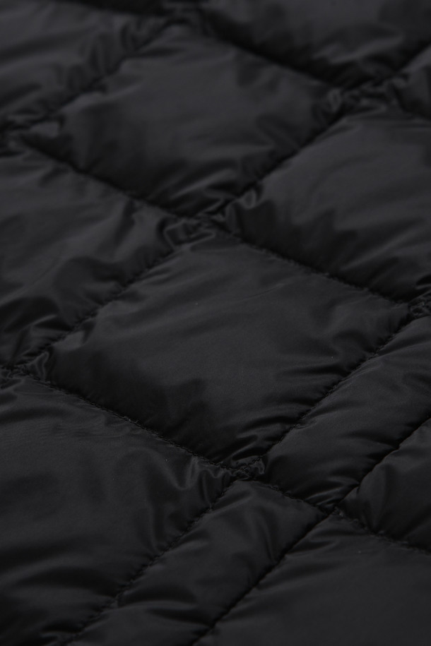 [타이온] 브이 넥 버튼 다운 베스트 - 블랙은 가을, 겨울철 일상 및 레이어드 스타일링에 활용하기 좋은 베스트입니다. 800FP 다운 충전재(다운 95%, 페더 5%)를 사용하여 보온성과 경량성을 동시에 갖추었습니다. 부드러운 촉감의 무지 디자인에 레귤러핏으로 제작되었으며, 브이넥 라인과 버튼 여밈 방식이 특징입니다. 출근룩, 여행룩 등 다양한 TPO에 미니멀, 클래식, 캐주얼 스타일로 연출하기 좋습니다.
