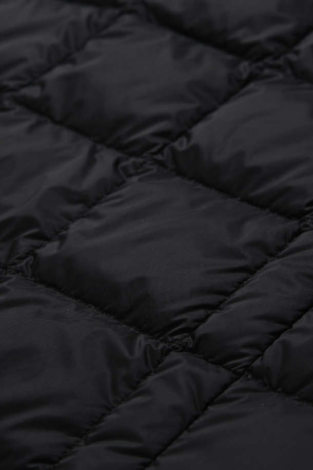 [타이온] 크루 넥 버튼 다운 베스트 - BLACK는 일상 및 출근룩, 여행룩에 모두 잘 어울리는 남녀 공용 베스트입니다. 가을, 겨울 시즌에 적합하며, 캐주얼, 클래식, 미니멀 스타일을 모두 소화할 수 있습니다. 레귤러 핏의 크루 넥 디자인이며, 두꺼운 두께감과 패딩 안감으로 보온성을 높였습니다. 블랙 컬러의 무지 디자인에 퀼팅 디테일이 더해져 포인트를 주며, 버튼 여밈 방식으로 간편하게 착용 가능합니다. 나일론 소재를 사용하여 부드러운 촉감을 선사합니다.
